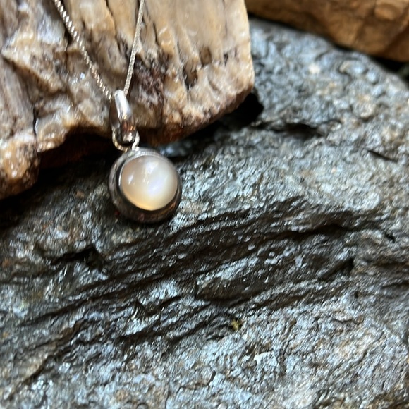 Moonstone Set in Sterling Silver Pendant 925 Marked with 18” Box Chain - Picture 2 of 8